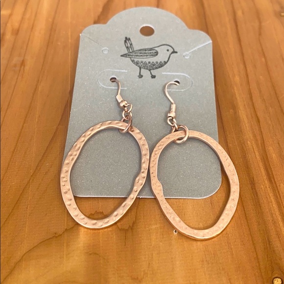 Rose gold hammered fashion earrings - Picture 1 of 2